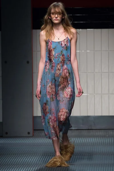 Look 16